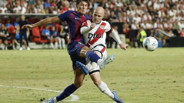 Andreas Christensen intenta frenar a Isi Palazón