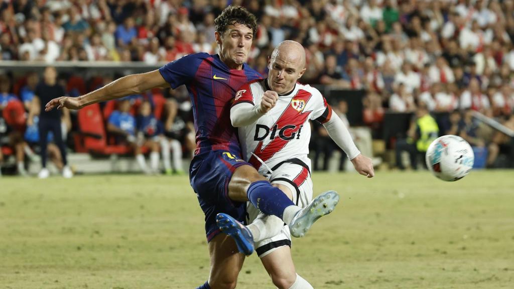 Andreas Christensen intenta frenar a Isi Palazón