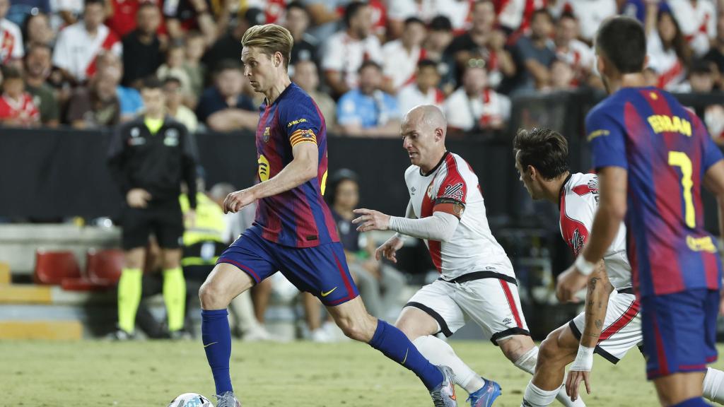 Frenkie de Jong conduce el balón en el Rayo-Barça