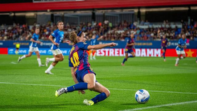 Aitana Bonmatí evita que salga un balón fuera del campo, en el partido contra el Alhama