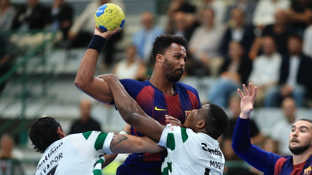 Thimotey N'Guessan xuta a porteria a la final de la Supercopa Ibèrica d'handbol