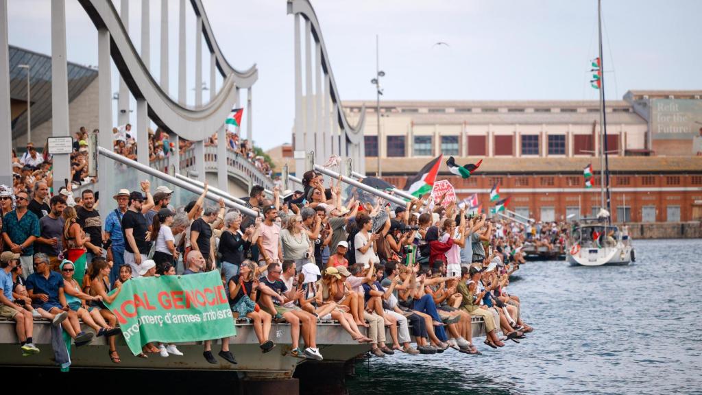 Personas solidarias, despidiendo a la Flotilla que busca romper el cerco de Gaza