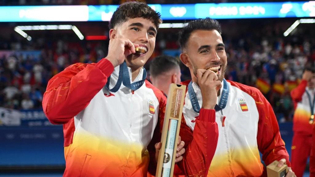 Pau Cubarsí y Eric García celebran el oro olímpico con España