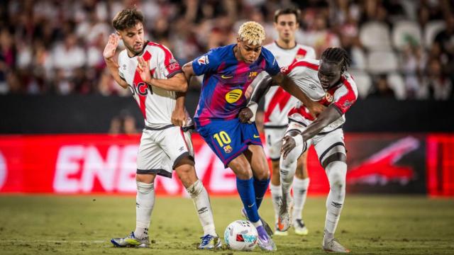 Lamine Yamal regatea a varios jugadores en el Rayo-Barça