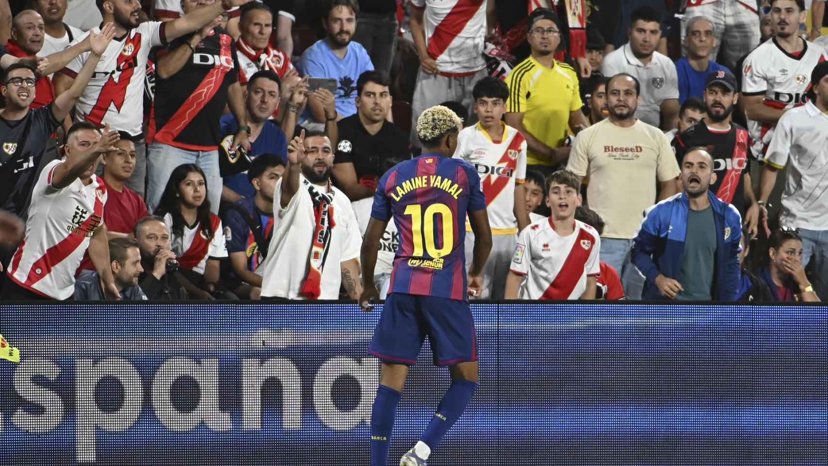 Lamine Yamal, frente a la grada del Rayo Vallecano