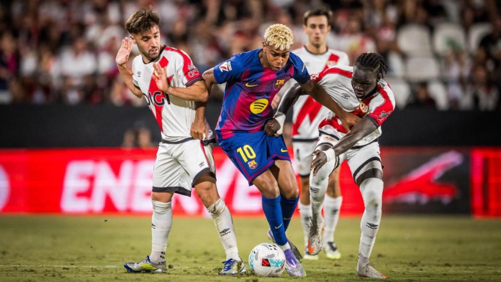 Lamine Yamal regatea a varios jugadores en el Rayo-Barça
