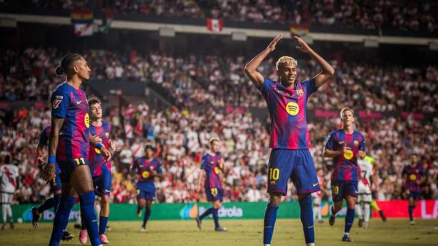 Lamine Yamal se pone la chistera de mago para celebrar su gol en el Rayo-Barça