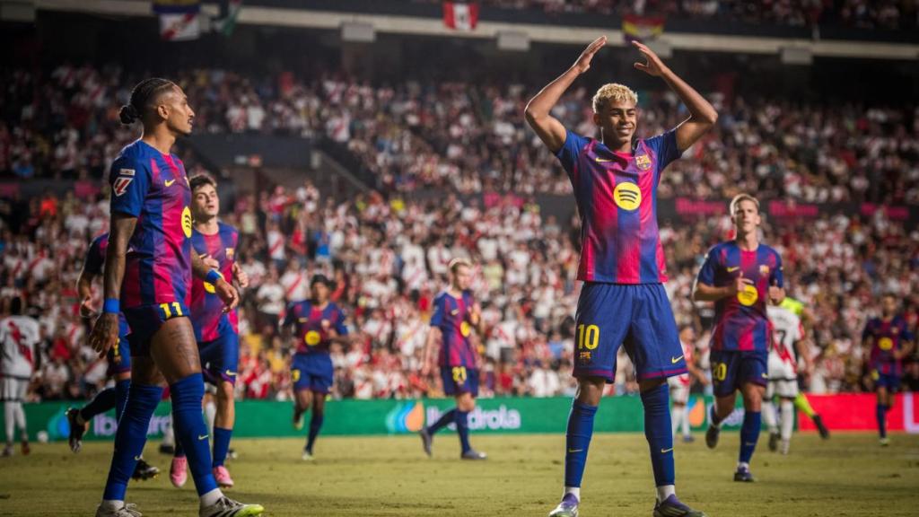 Lamine Yamal se pone la chistera de mago para celebrar su gol en el Rayo-Barça