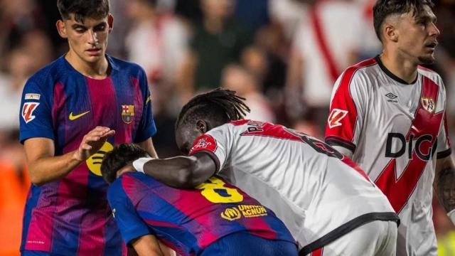 Pathé Ciss y Gerard Martín consuelan a Pedri tras el empate del Barça ante el Rayo