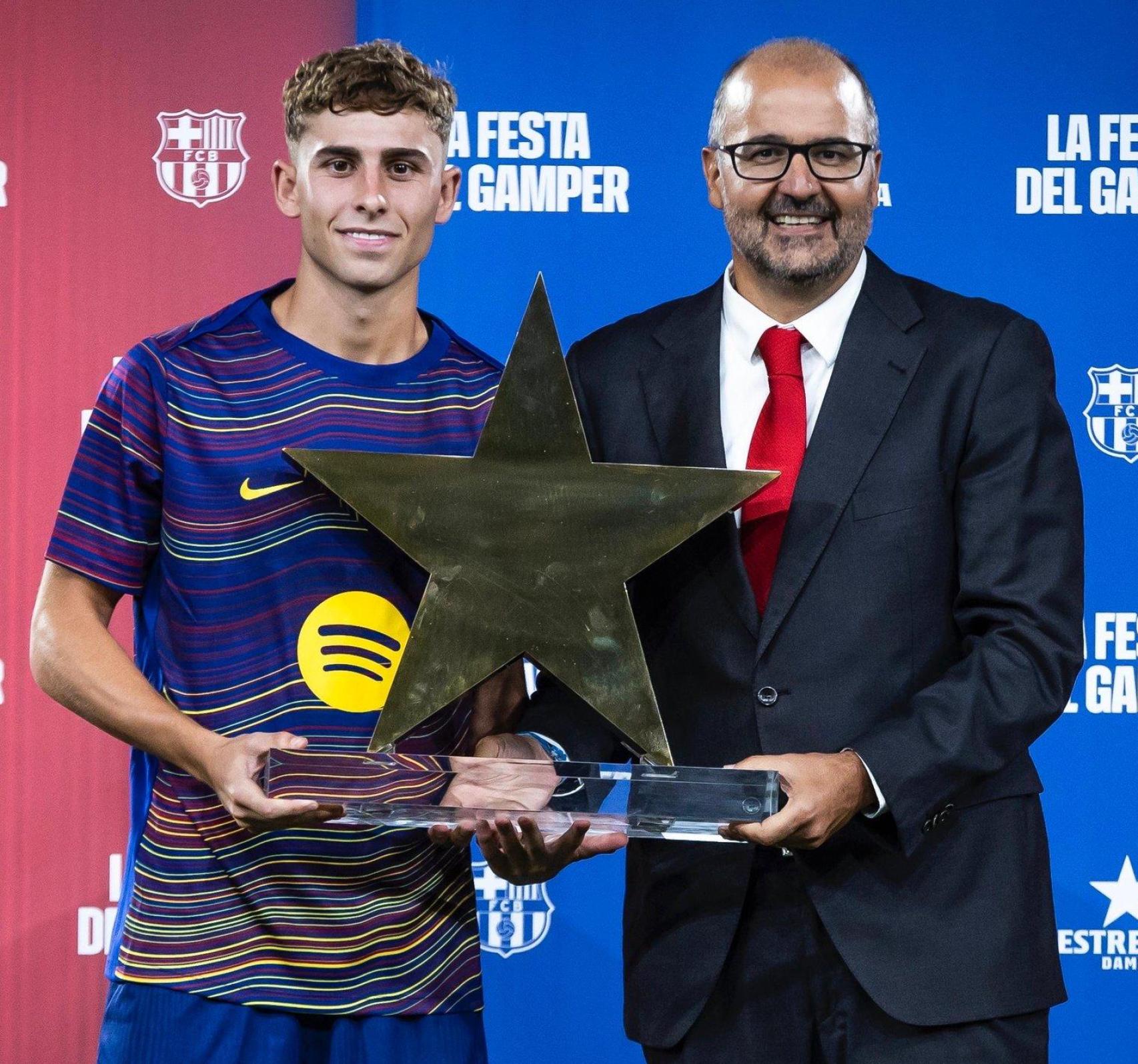Fermín López recibe el premio MVP en el Trofeo Joan Gamper