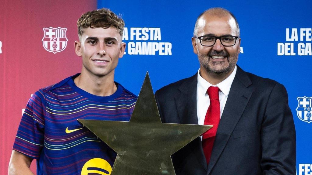 Fermín López recibe el premio MVP en el Trofeo Joan Gamper