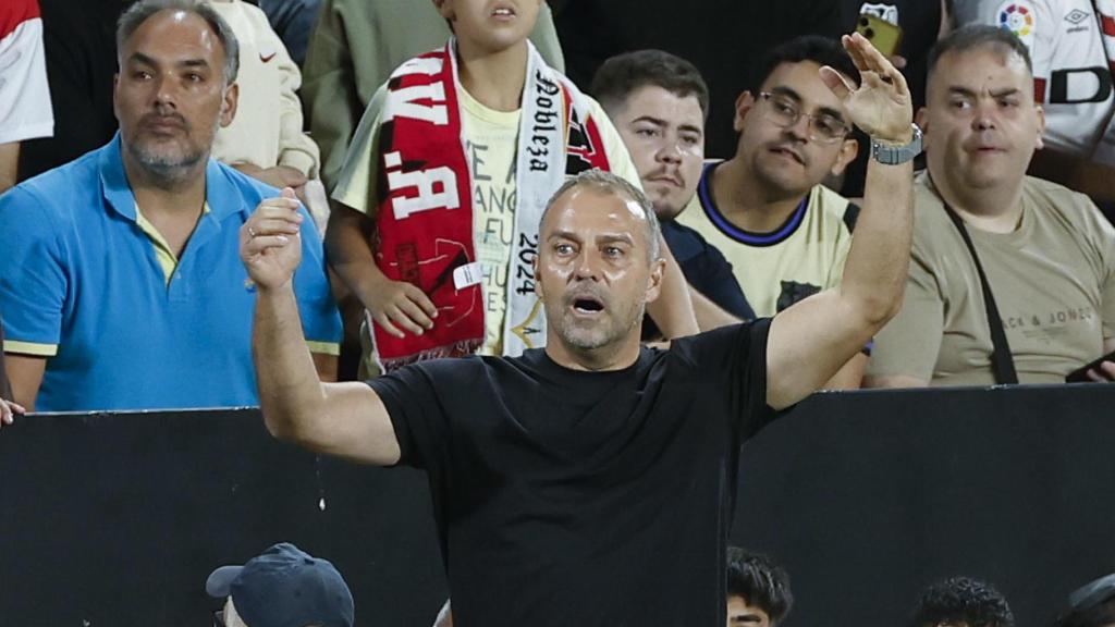 Hansi Flick se queja durante el Rayo-Barça