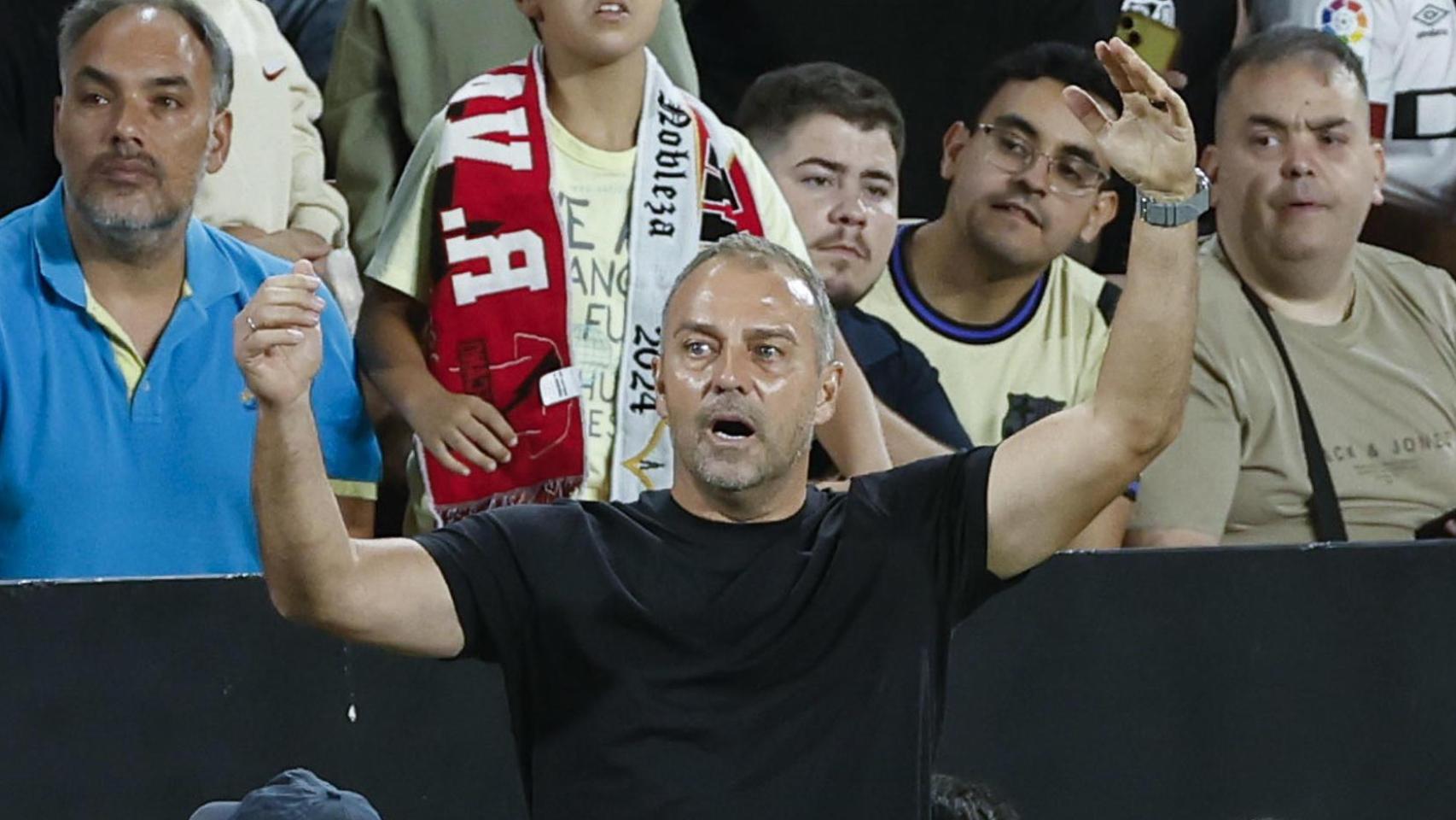 Hansi Flick se queja durante el Rayo-Barça