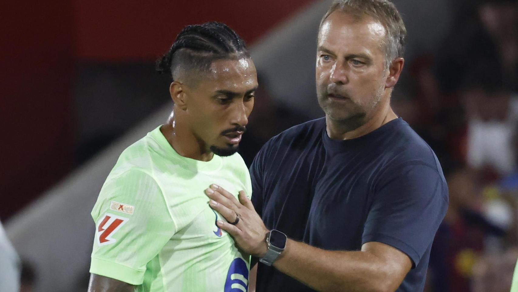 Hansi Flick sustituye a Raphinha durante el Mallorca-Barça