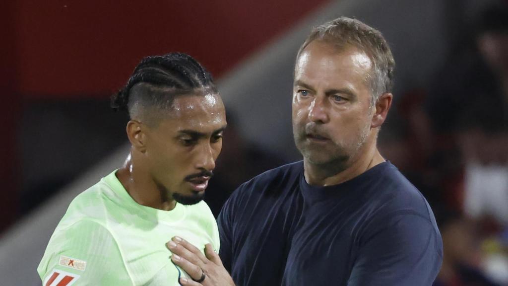 Hansi Flick sustituye a Raphinha durante el Mallorca-Barça