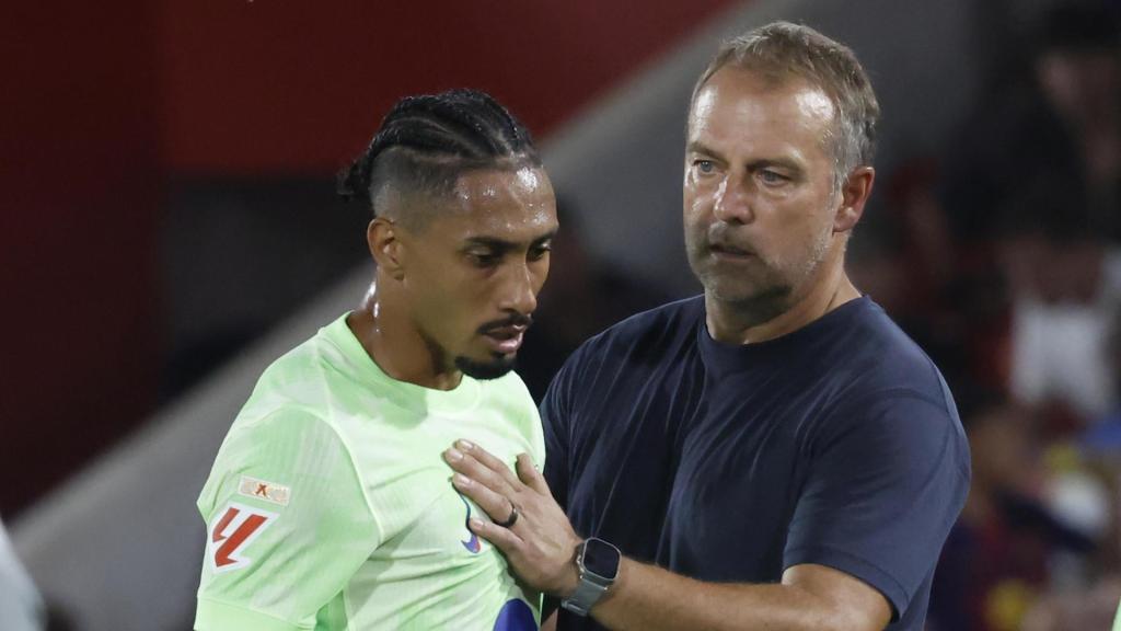 Hansi Flick sustituye a Raphinha durante el Mallorca-Barça