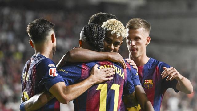 Los jugadores del Barça celebran el gol de Lamine Yamal contra el Rayo Vallecano