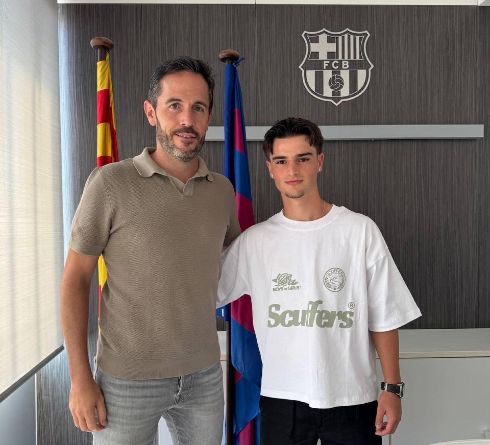 Sergi Milá y Oriol Pallàs en la firma del centrocampista como nuevo jugador del Barça