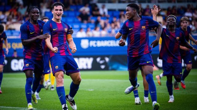 Los jugadores del Barça B celebran el gol de Álvaro Cortés ante el CE L'Hospitalet