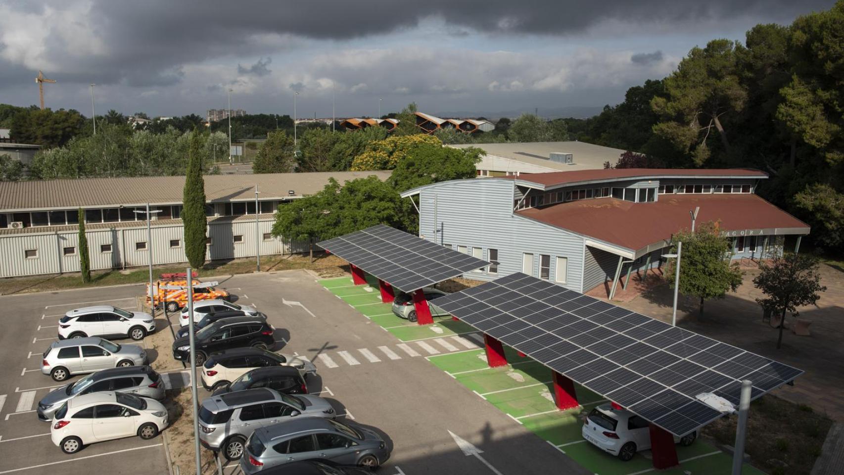Estación de recarga con placas solares en el polígon industrial Estación de Mercancías de Vilafranca del Penedès