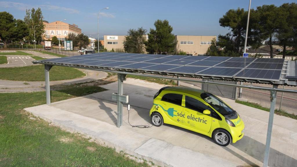 Punto de recarga eléctrica de vehículos en el polígono Can Casablanques de Sant Quirze del Vallès