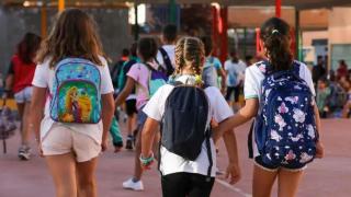 Tres niñas a su llegada al colegio