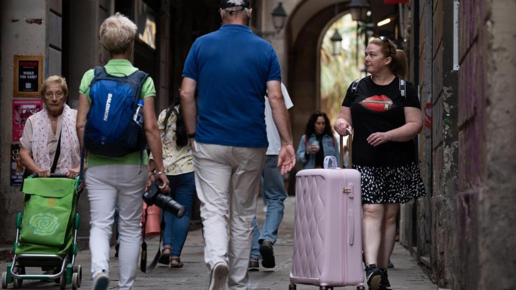 Diversos turistes amb maletes al centre de Barcelona