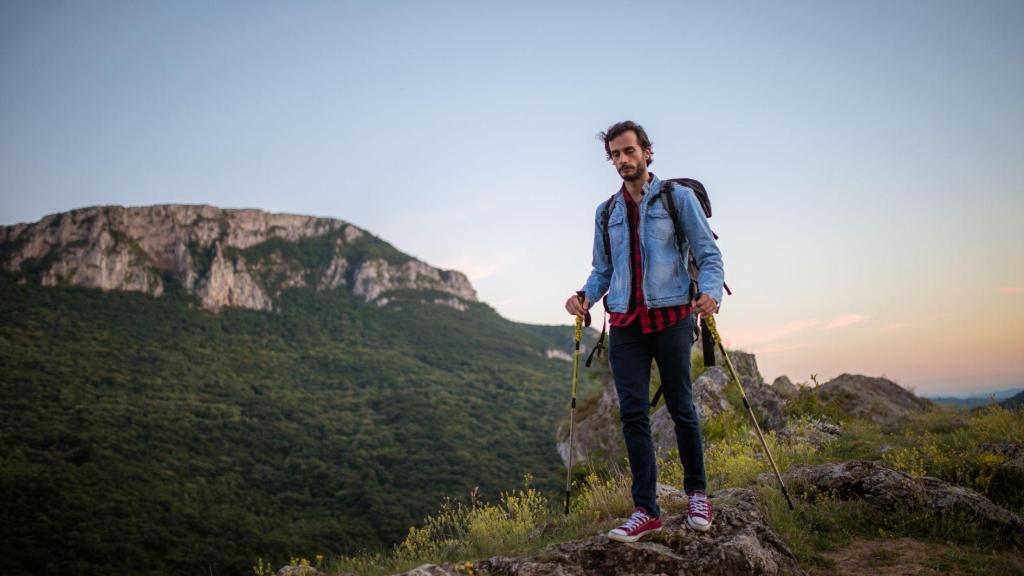 Persona haciendo una ruta por la montaña