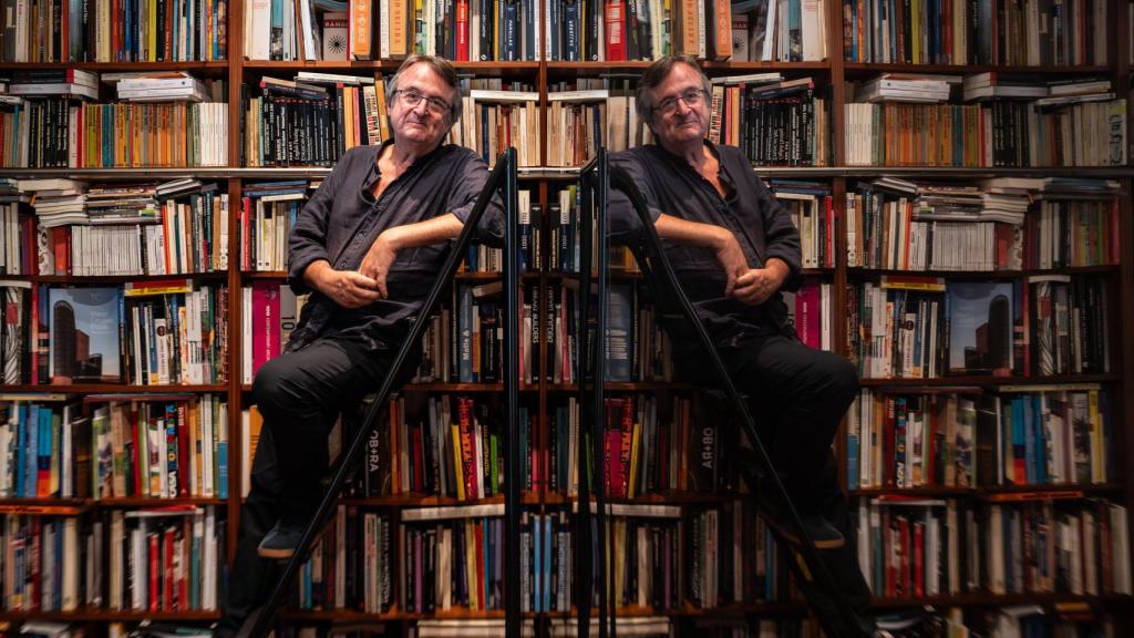 Octavio Mestre en su biblioteca