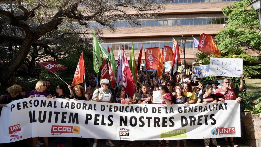 Concentración a las puertas de la Conselleria de Educación para la mejora de las condiciones del personal laboral del departamento.