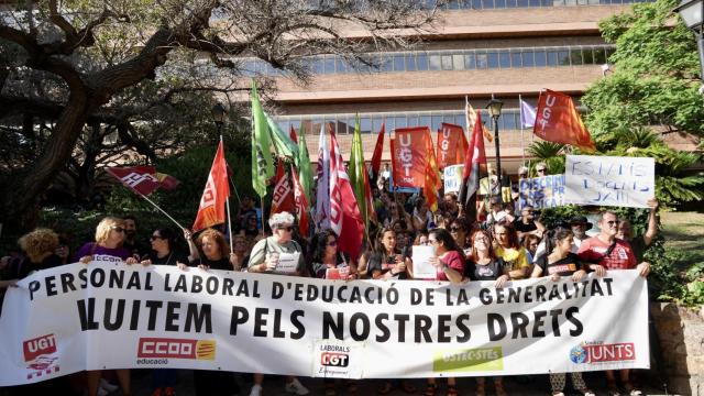 Concentración a las puertas de la Conselleria de Educación para la mejora de las condiciones del personal laboral del departamento.