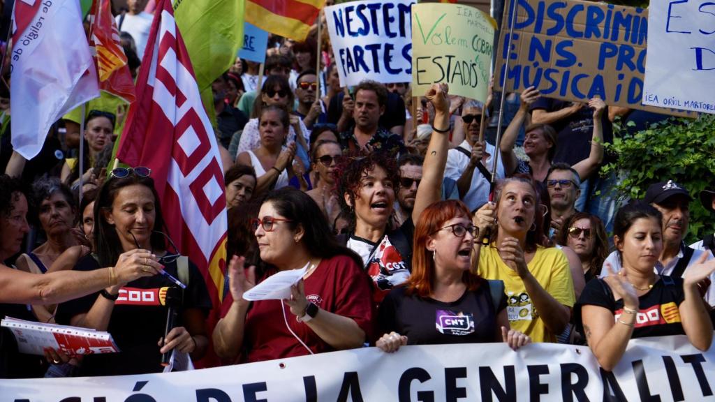Los representantes de UGT, CCOO, Ustec-STEc, Junt-SD y CGT Laborals del Comité Intercentres (CI), en la concentración delante de la Conselleria de Educación