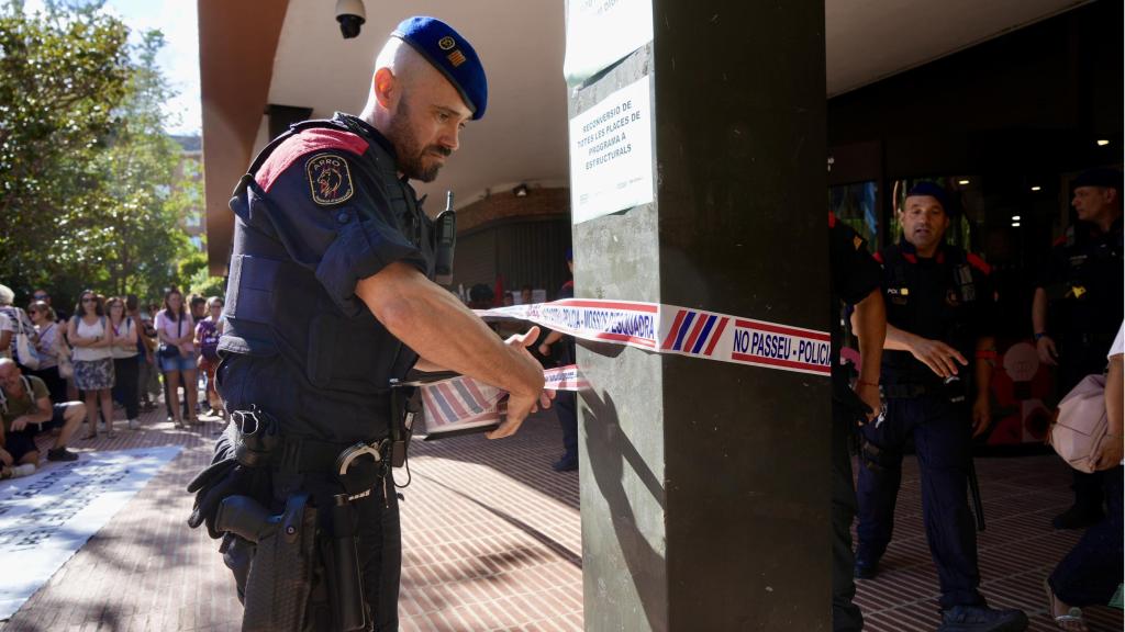 Un mosso d'esquadra precinta la entrada de la Conselleria de Educación en una manifestación anterior 