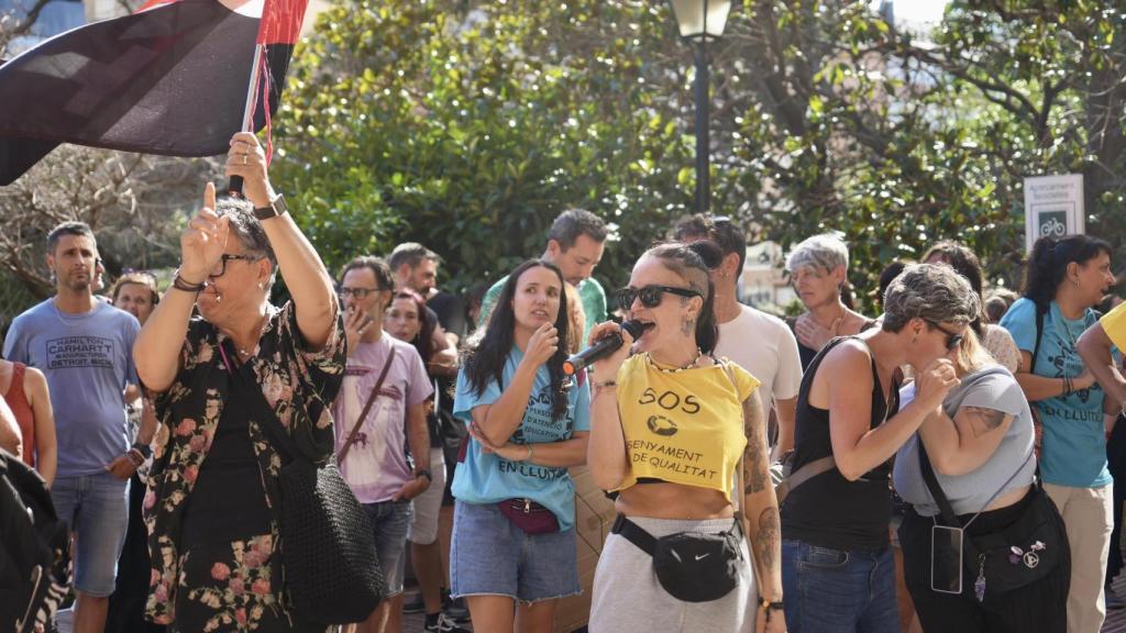 Una manifestante en la concentración por las mejoras del personal laboral de Educación