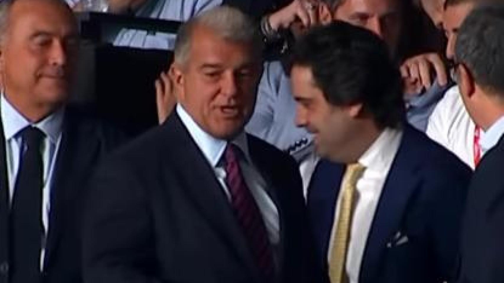 Joan Laporta reparte pines del Barça a los aficionados del Rayo