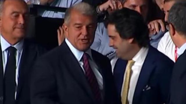 Joan Laporta reparte pines del Barça a los aficionados del Rayo