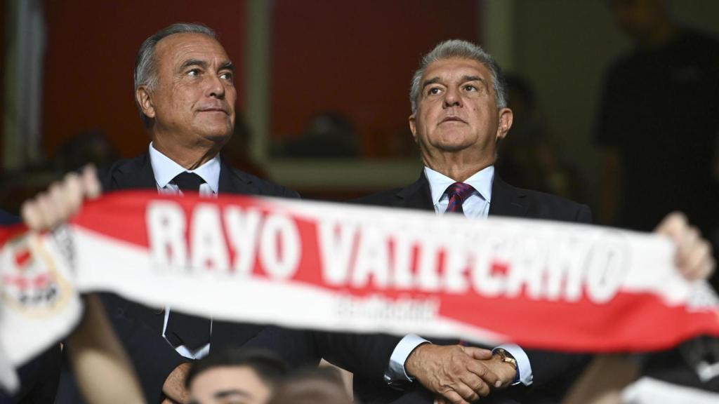 Joan Laporta, seriós, i Rafa Yuste, a la llotja de Vallecas