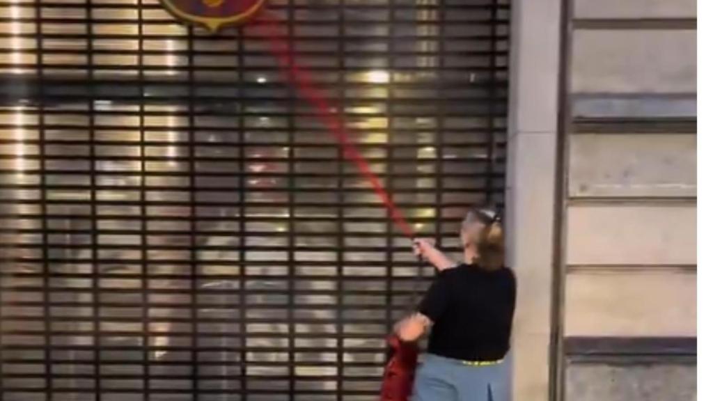 Activistes ataquen una botiga del Barça pels vincles de Laporta amb Israel i el Congo