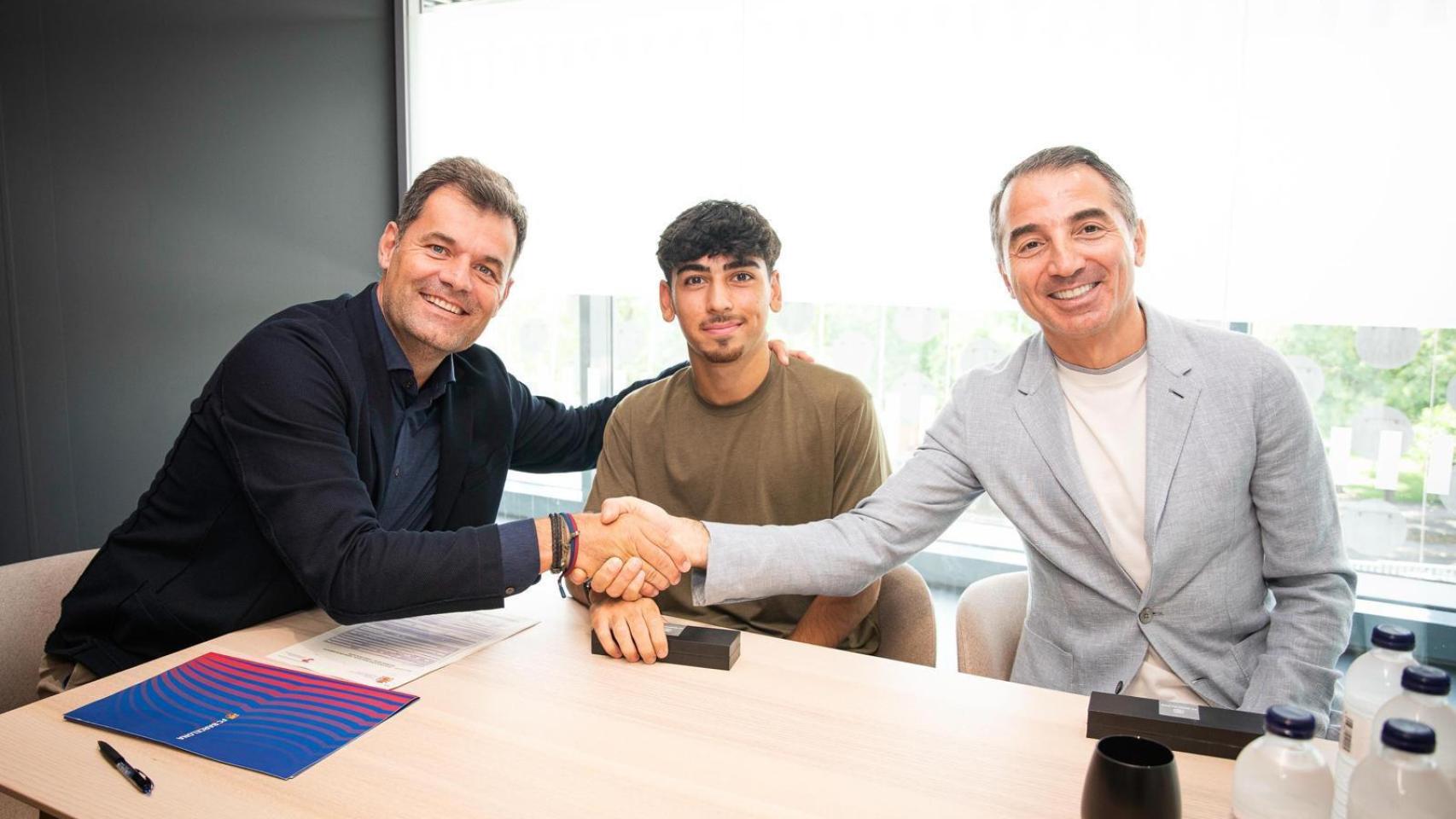 Joan Soler, Ibrahim Babayev y Adnan Ahmadzada en la firma del contrato de futbolista azerbaiyano