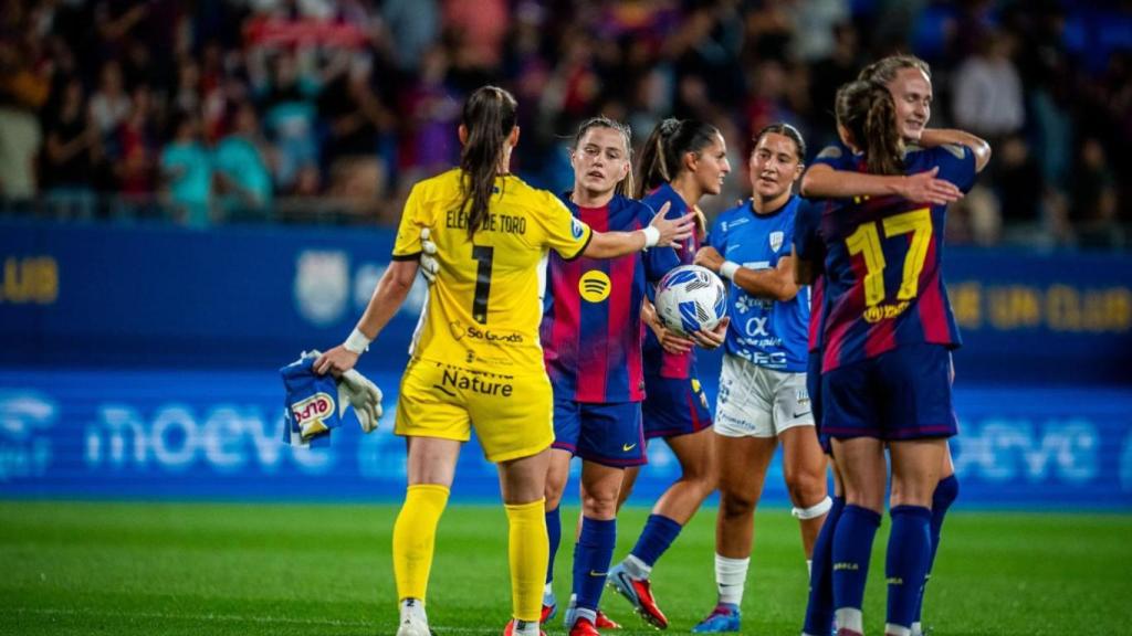 Claudia Pina se saluda con la portera del Alhama después del triunfo del Barça Femenino en el Estadi Johan Cruyff