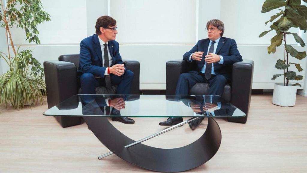 El 'president' Salvador Illa junto con el expresidente fugado Carles Puigdemont este martes 2 de septiembre en Bruselas