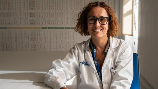 La directora asistencial del Hospital Vall d'Hebron, María José Abadías, en la sala donde se trabaja el modelo por áreas de conocimiento