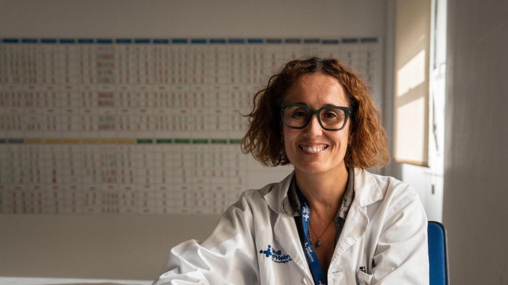 La directora asistencial del Hospital Vall d'Hebron, María José Abadías, en la sala donde se trabaja el modelo por áreas de conocimiento