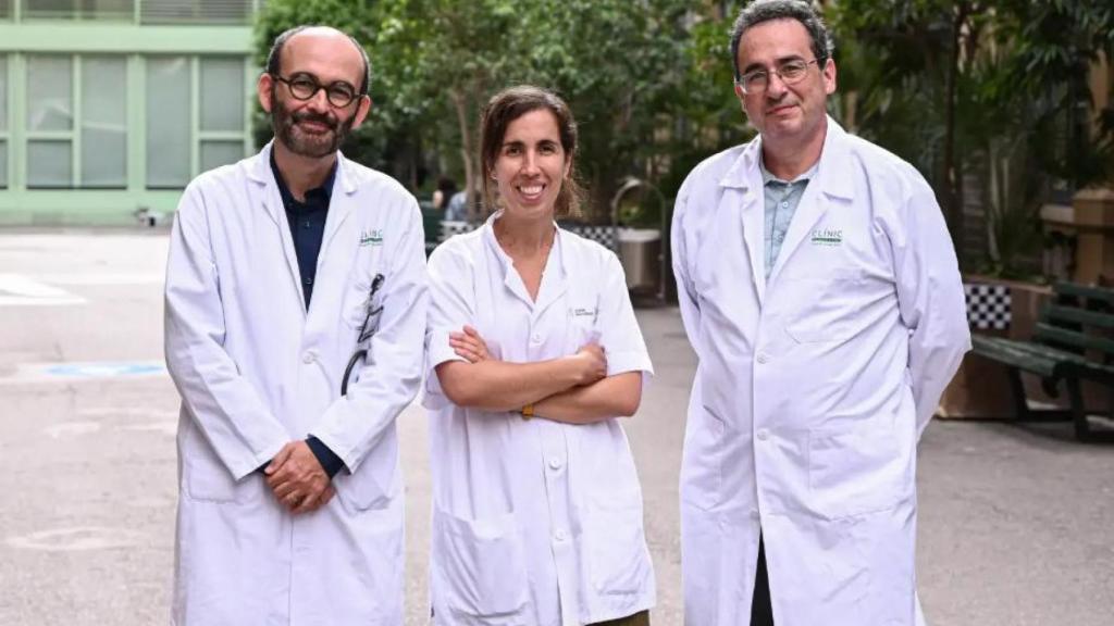 De izq. a dcha., Carlos Fernández de Larrea, Mireia Uribe-Herranz y Manel Juan, investigadores del Hospital Clínic