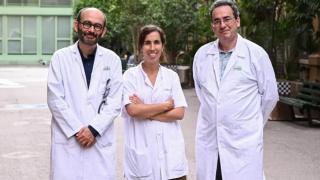 De izq. a dcha., Carlos Fernández de Larrea, Mireia Uribe-Herranz y Manel Juan, investigadores del Hospital Clínic