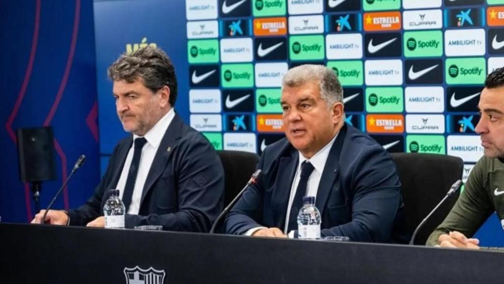 Xavi, Laporta y Alex Santos en rueda de prensa