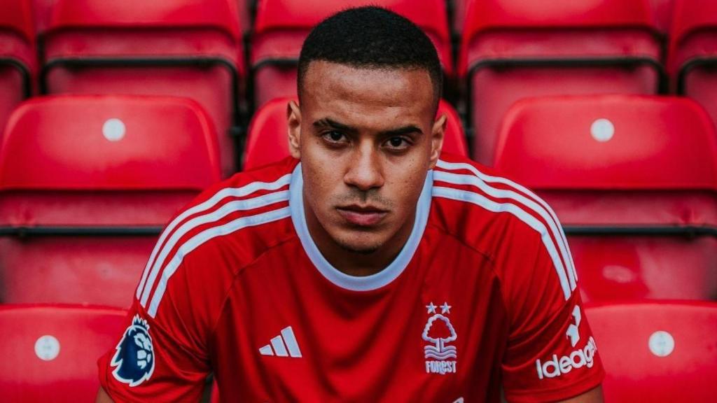 Murillo Santiago, con la camiseta del Nottingham Forest, central que atrae al Barça y el Real Madrid