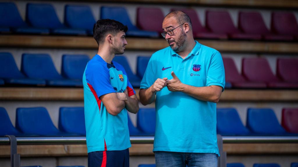 Xavi Guarte, junto a Pedri, en un entrenamiento del Barça