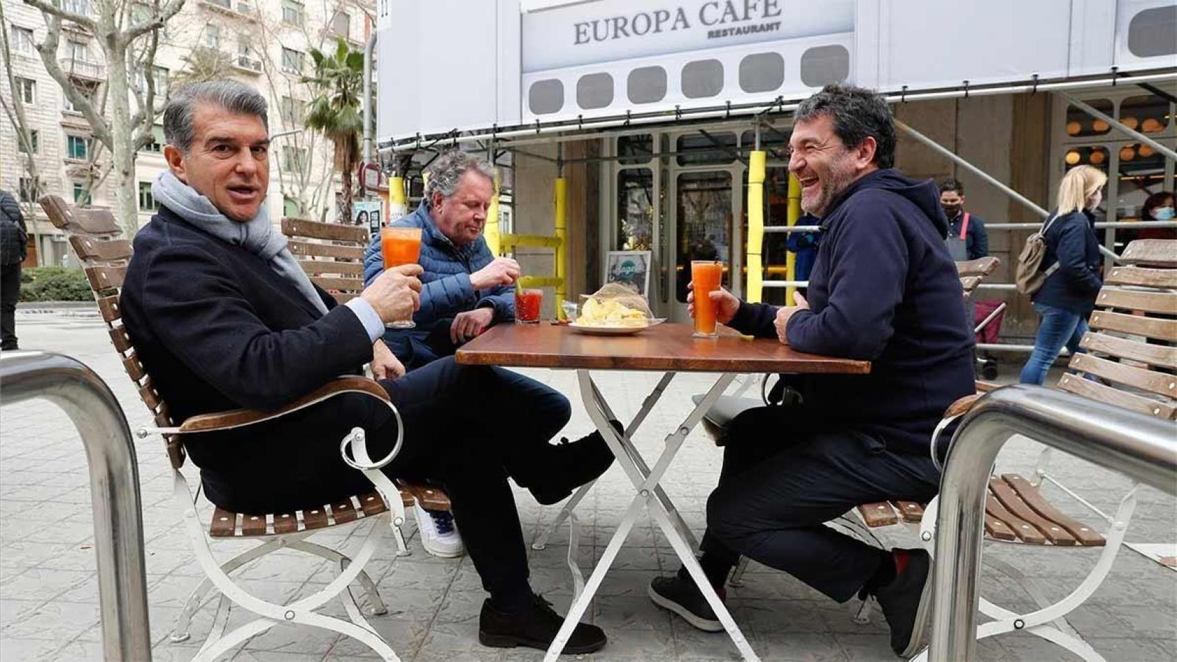 Joan Laporta y Álex Santos, de risas en el Café Europa, el favorito de Laporta a la hora del desayuno