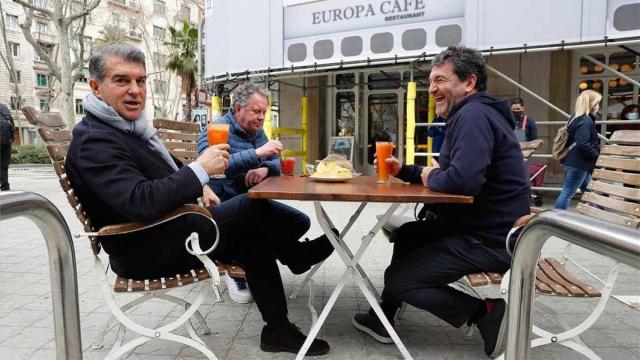Joan Laporta y Álex Santos, de risas en el Café Europa, el favorito de Laporta a la hora del desayuno
